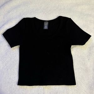 Dynamic solid black stretchy crop top!
